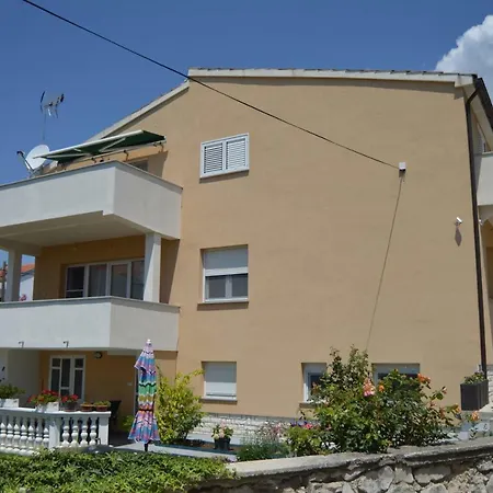 Latin 1 Apartment